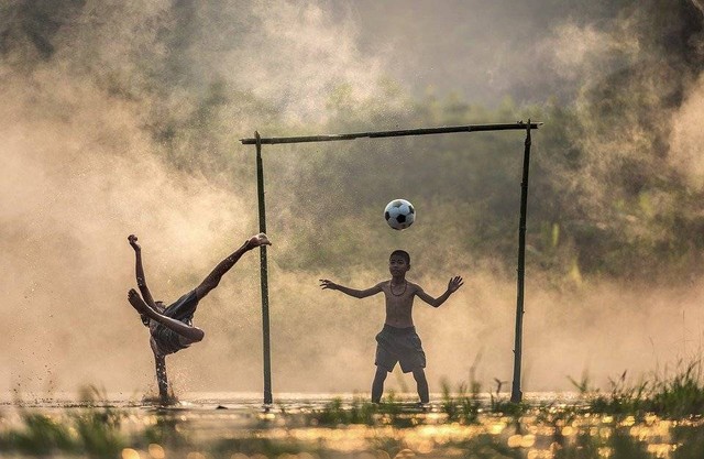 Dua anak sedang bermain bola. Foto: pixabay