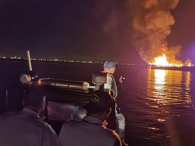 Petugas Bakamla saat mendekati KLM Murah Rejeki yang terbakar di perairan Dermaga 99 Batam,. (Foto: ist/batamnews)