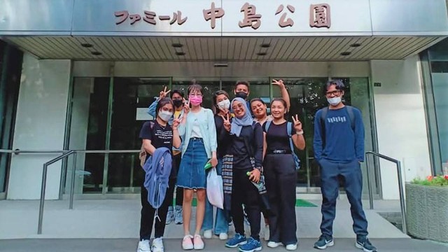 Viona Nurul Adha (tengah) bersama teman-temannya di Jepang. Foto: Humas