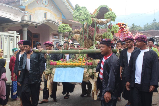 Tradisi warga Sumberbendo membawa ancak besar di Festival Bersih Dusun (Foto: Muhammad Rizal)