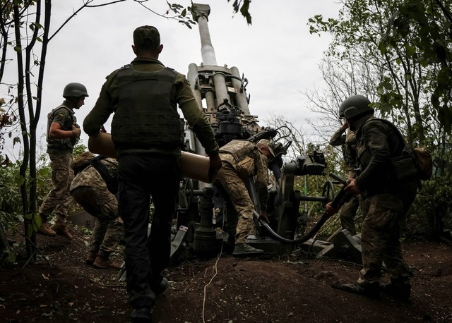 Anggota layanan Ukraina bersiap untuk menembak dari Howitzer M777 di garis depan, saat serangan Rusia di Ukraina berlanjut, di Wilayah Kharkiv, Ukraina 21 Juli 2022. Foto: REUTERS/Gleb Garanich
