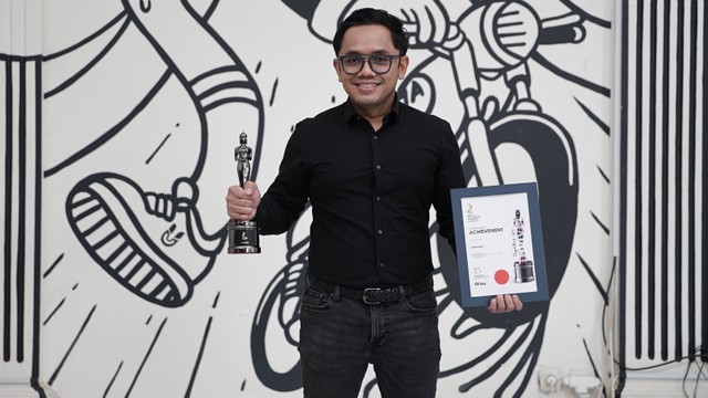 CEO kumparan Hugo Diba menerima penghargaan HR Asia Awards 2022. 
 Foto: kumparan