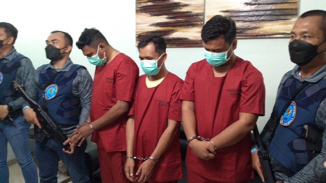 Ketiga pelaku diamankan BNNP Kepri dalam kasus pabrik sabu di perumahan elit di Batam. Foto: Rega/kepripedia.com