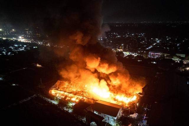Foto udara kobaran api yang membakar kompleks pabrik pengolahan pupuk CV Saprotan Utama di Desa Bandungrejo, Mranggen, Demak, Jawa Tengah, Kamis (21/7/2022). Foto: Aji Styawan/ANTARA FOTO