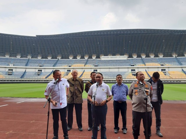 Menpora Zainudin Amali ketika meninjau Stadion Gelora Bandung Lautan Api (GBLA) pada Jumat (22/7). Foto: Dok. Istimewa