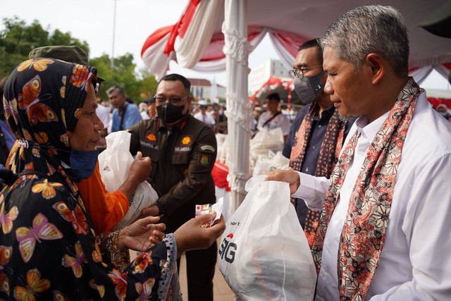 5000 Paket Sembako dari SIG Habis Terjual dalam Pasar Murah di Rembang