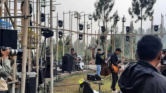 Penampilan SweetSwingOff dan Nesia Ardi feat. Irsa Destiwi di Jazz Gunung Bromo 2022 Foto: Alexander Vito/kumparan