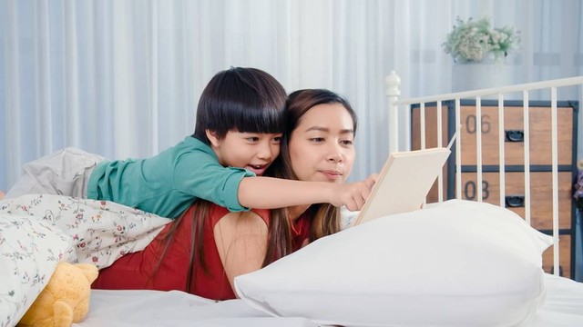 Ilustrasi membacakan dongeng untuk anak. Foto: Shutterstock