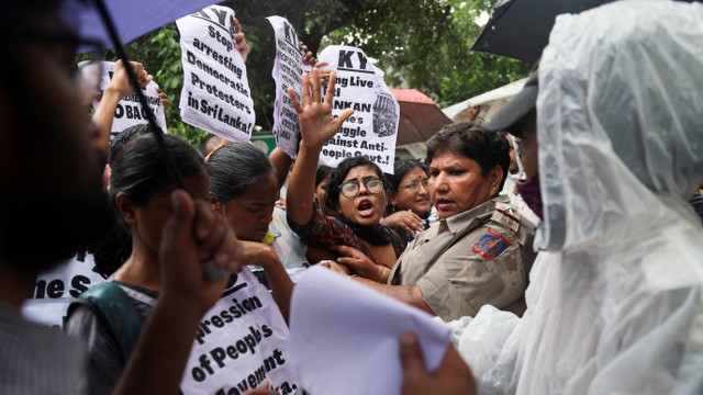 Petugas polisi menahan seorang anggota Krantikari Yuva Sangathan (KYS), sebuah organisasi mahasiswa, ketika mereka tiba untuk menyerahkan memorandum di kantor PBB India untuk memprotes penggerebekan di sebuah kamp protes anti-pemerintah. Foto: REUTERS/Anushree Fadnavis