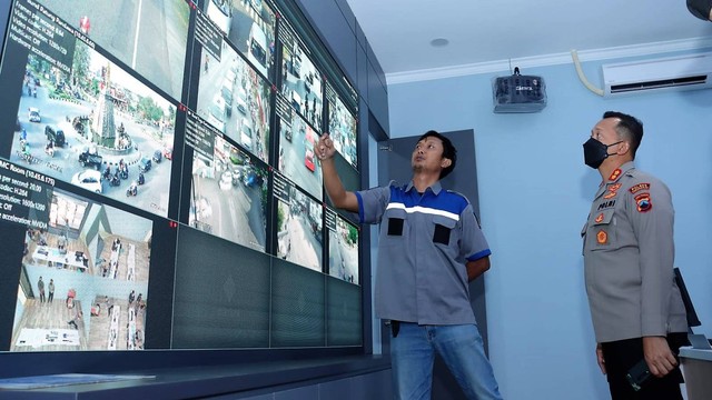 Kapolres Sukoharjo, AKBP Wahyu Nugroho Setyawan, mengamati layar monitor di ruang TMC Satlantas Polres Sukoharjo, Jumat (22/07/2022). FOTO: Agung Santoso