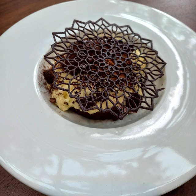 Tiramisu e cioccolato ala Casa Alba. Foto: Monika Febriana/Kumparan