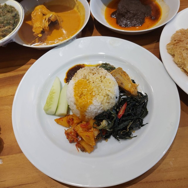Nasi rames Padang Merdeka Cipete. Foto: Azalia Amadea/Kumparan