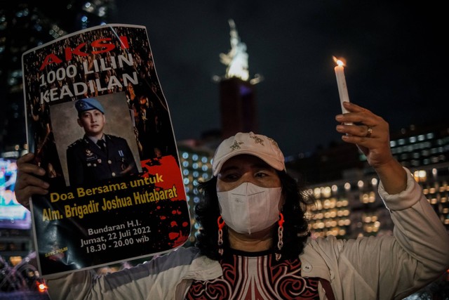 Massa aksi yang tergabung dalam Tim Advokat Penegak Hukum & Keadilan (TAMPAK) menggelar aksi bertajuk 1.000 lilin tragedi kematian Yosua Hutabarat di Bundaran HI, Jakarta, Jumat (22/7/2022). Foto: Jamal Ramadhan/kumparan