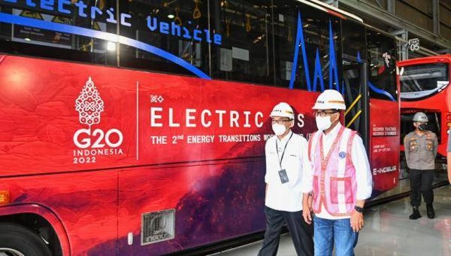 Menhub Budi Karya Sumadi mengecek kesiapan bus listrik merah putih buatan PT INKA untuk KTT G20 di Bali. Foto: dok. Kemenhub.