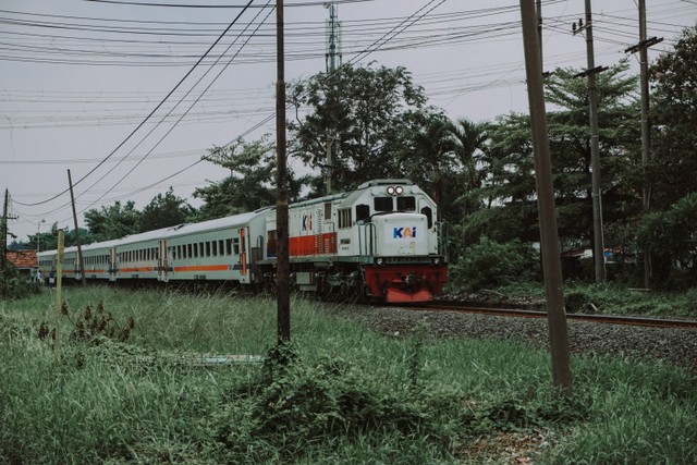 Rute kereta api lokal Jawa Tengah, foto unplash, muhammad arief