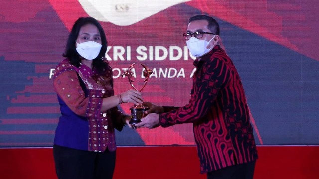 Wali Kota Banda Aceh, Bakri Siddiq menerima anugerah KLA 2022 dari Menteri Bintang Puspayoga. 