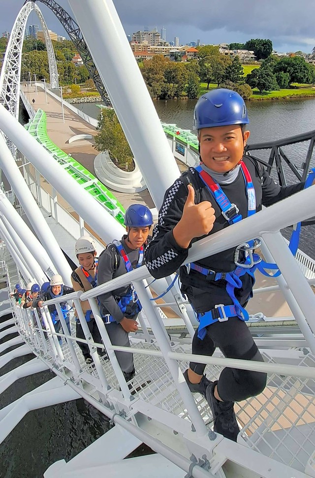 Pengunjung memanjat Matagarup Bridge di Perth, Australia Barat.
Foto: Adhie Ichsan/kumparan