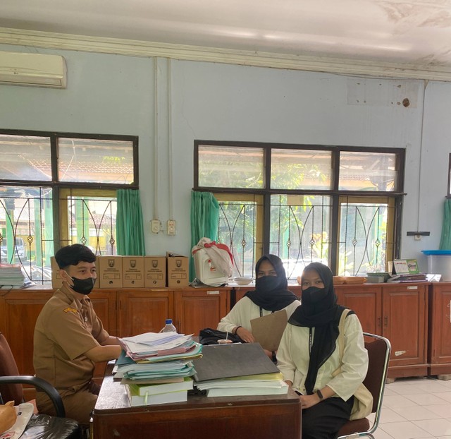 Dua mahasiswa UNDIP (Alifa dan Shava) melakukan pengumpulan data di Kantor Kecamatan Pamotan. Sumber: Dokumentasi Penulis 