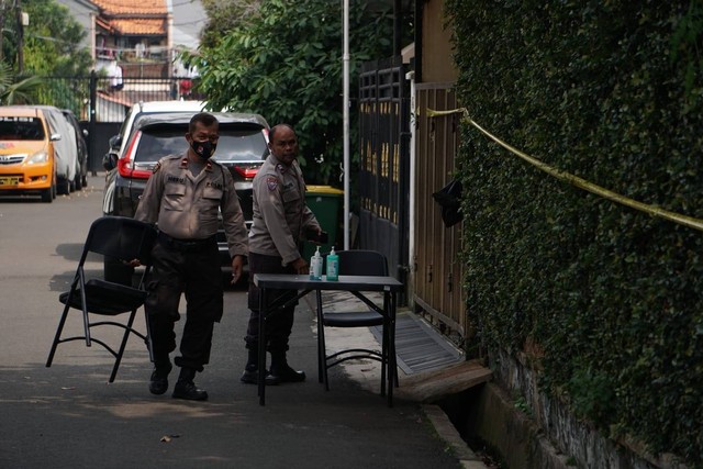 Polisi di luar rumah Kadiv Propam Polri Irjen Pol Ferdy Sambo di Kompleks Polri Duren Tiga, Jakarta Selatan, Sabtu (23/7/2022). Foto: Jamal Ramadhan/kumparan