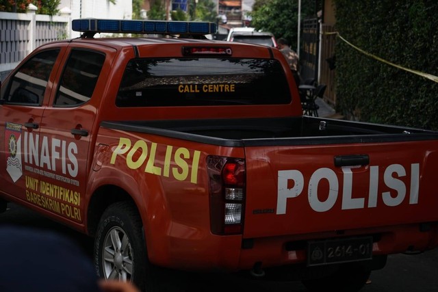 Kendaraan Inafis tiba di rumah Kadiv Propam Polri Irjen Pol Ferdy Sambo di Kompleks Polri Duren Tiga, Jakarta Selatan, Sabtu (23/7/2022). Foto: Jamal Ramadhan/kumparan