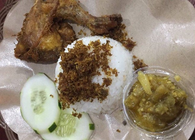 Pecinta Kuliner Pedas Wajib Cicipi Ayam Lengkuas Sambel Ijo di