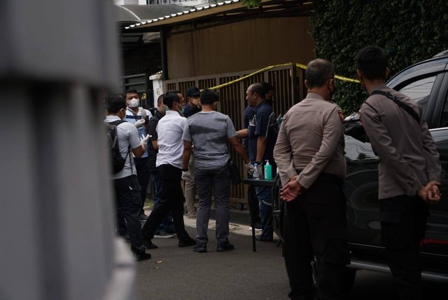 Polisi memasuki rumah Kadiv Propam Polri Irjen Pol Ferdy Sambo di Kompleks Polri Duren Tiga, Jakarta Selatan, Sabtu (23/7/2022). Foto: Jamal Ramadhan/kumparan