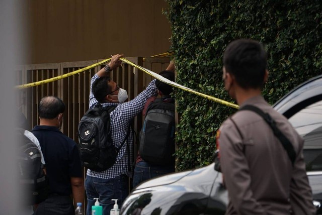 Polisi memasuki rumah Kadiv Propam Polri Irjen Pol Ferdy Sambo di Kompleks Polri Duren Tiga, Jakarta Selatan, Sabtu (23/7/2022). Foto: Jamal Ramadhan/kumparan