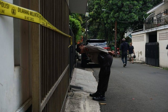 Polisi dan Tim Inafis tiba di rumah Irjen Ferdy Sambo. Foto: Jamal Ramadhan/kumparan