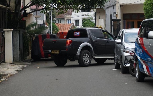 Polisi dan Tim Inafis tiba di rumah Irjen Ferdy Sambo. Foto: Jamal Ramadhan/kumparan