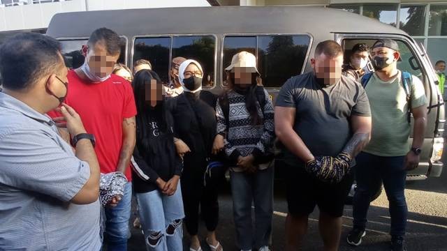 Para pelaku skimming di Bank Sulutgo saat tiba di Mapolda Sulawesi Utara, Jumat (22/7).