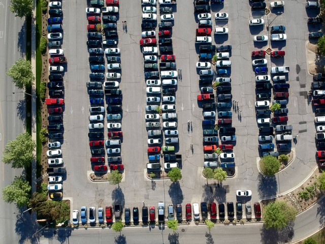 Tarif Parkir Inap Stasiun Husein Sastranegara, Foto/Unsplash/Lucas Hobbs.