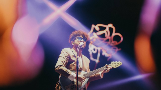 Penampilan Kunto Aji di konser offline Collabonation Tour Padang. Foto: Dok. Indosat