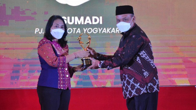 Menteri PPPA, Bintang Puspayoga saat berikan penghargaan Kota Layak Anak (KLA) tingkat utama pada Penjabat (Pj) Walikota Yogyakarta, Sumadi. Foto: istimewa