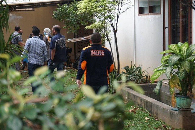 Polisi saat prarekonstruksi di rumah Kadiv Propam Polri Irjen Pol Ferdy Sambo di Kompleks Polri Duren Tiga, Jakarta Selatan, Sabtu (23/7/2022). Foto: Jamal Ramadhan/kumparan