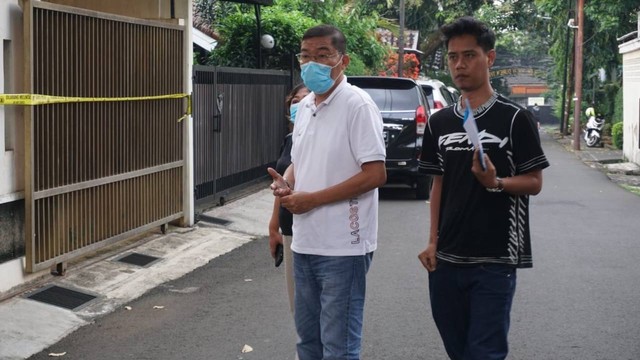 Pengacara keluarga Brigadir Yosua, Johnson Panjaitan tiba di rumah Kadiv Propam Polri Irjen Pol Ferdy Sambo di Kompleks Polri Duren Tiga, Jakarta Selatan, Sabtu (23/7/2022). Foto: Jamal Ramadhan/kumparan