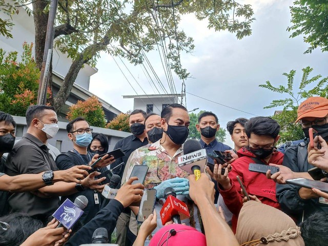 Dirtipidum Mabes Polri Brigjen Andi Rian memberi keterangan kepada wartawan  di rumah Kadiv Propam Polri Irjen Pol Ferdy Sambo di Kompleks Polri Duren Tiga, Jakarta Selatan, Sabtu (23/7/2022). Foto: Ainun Nabila/kumparan