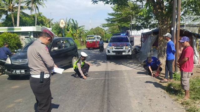 Polisi mengidentifikasi lokasi remaja tewas tertabrak mobil pikap di Tangerang, Sabtu (23/7/2022). Foto: Dok. Istimewa