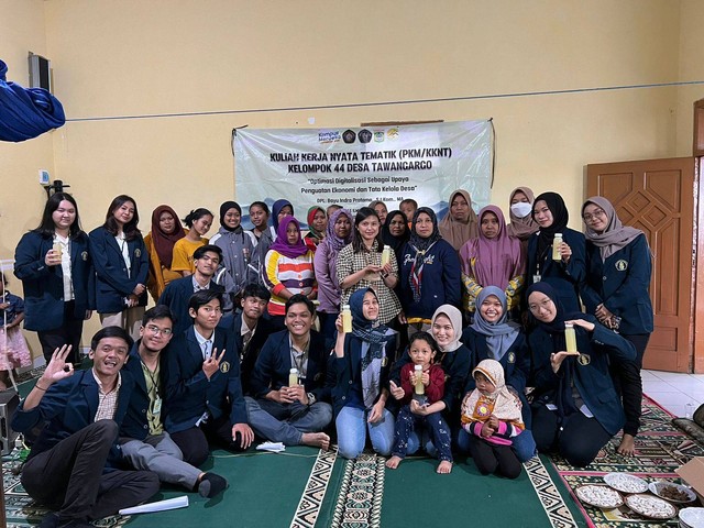 Sesi foto bersama oleh Mahasiswa FIA UB, Pemateri dari Balijestro, dan Masyarakat Dusun Boro