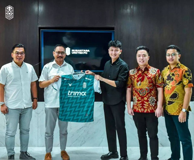 Gamma Thohir (baju hitam) bertindak sebagai Komisaris Nusantara United FC. Foto: Instagram/@nusantaraunitedfc
