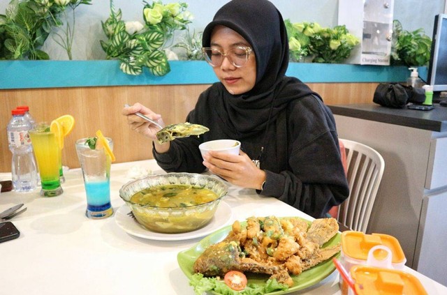 Menikmati Gulai Ikan Salmon di Resto Bebek Joss Gandos Surabaya