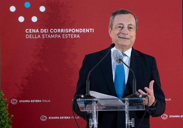 Perdana Menteri Italia Mario Draghi tengah menyampaikan pidato dalam suatu acara yang diselenggarakan oleh Italian Foreign Press Association, 12 Juli 2022 (sumber: governo.it).