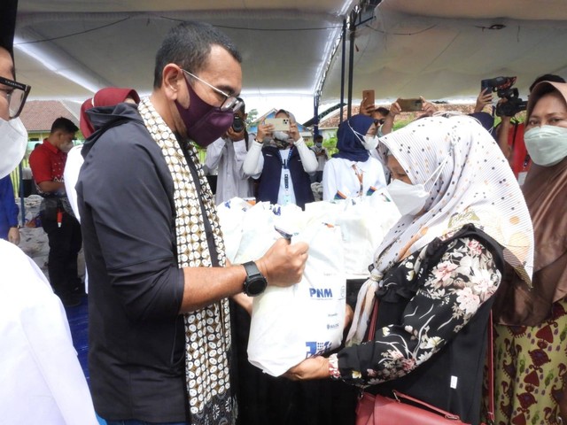 PT Permodalan Nasional Madani (PNM) bersama Kementerian BUMN, PT Pembangunan Perumahan (PP), dan PT Bulog menggelar kegiatan “Pasar Murah & Bazaar UMKM” pada Jumat (22/7). Foto: PNM