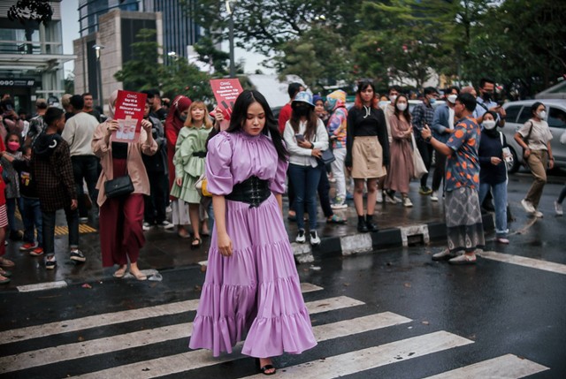 Masyarakat memadati 'Citayam Fashion Week' di kawasan Dukuh Atas, Sudirman, Jakarta, Sabtu (23/7/2022). Foto: Jamal Ramadhan/kumparan