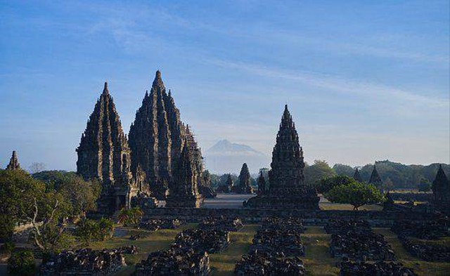 Ilustrasi Jogja https://pixabay.com/photos/prambanan
