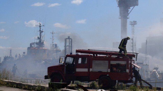 Petugas pemadam kebakaran bekerja di lokasi serangan rudal Rusia di pelabuhan laut Odesa, saat serangan Rusia di Ukraina berlanjut, Ukraina, Sabtu (23/7/2022). Foto: Joint Forces of the South Defence/Handout via REUTERS