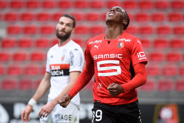 Gelandang Rennes asal Prancis, Mathys Tel (kanan) bereaksi setelah mencetak gol selama pertandingan sepak bola persahabatan L1 Prancis antara Stade Rennais Football Club dan FC Lorient, di Stadion The Roazhon Park, di Rennes, Prancis barat. Foto: JEAN-FRANCOIS MONIER / AFP