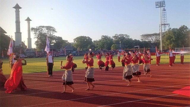 Seremoni torch relay atau pawai obor ASEAN Para Games 2022 di Stadion Sriwedari, Solo, Minggu (24/07/2022). FOTO: Agung Santoso