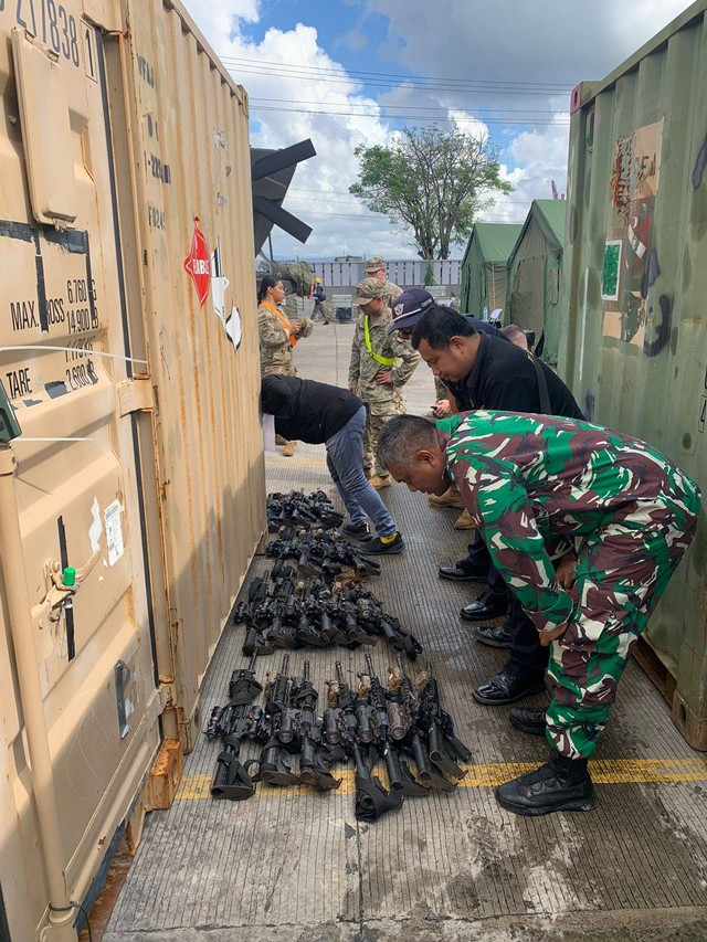 Sejumlah senjata dari 1 tricon container US Army yang dikabarkan disegel Bea Cukai Lampung karena tak miliki izin di Pelabuhan Panjang. | Foto: Ist