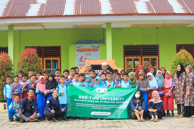 Mahasiswa IPB University adakan PEN-LINK di SDN 28/VII Desa Lubuk Jering, Jambi, Kamis (21/7). Foto: KKN-T IPB University Kab. Sarolangun 01.