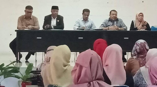 Sosialisasi Peraturan Wali Kota Nomor 15. A Tahun 2022 tentang zakat, infak dan sedekah di hadapan para kepala sekolah di Ternate. Foto: Istimewa